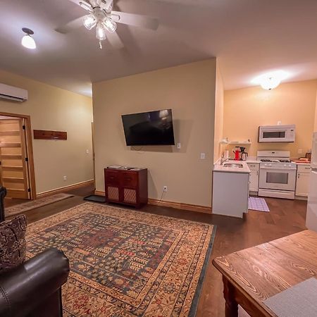 Goldfinch Suites Elkader Exterior foto